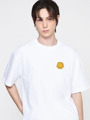 UNISEX]Yellow Sealing Small Drawing Smile T-shirt - GRAVER - Modalova