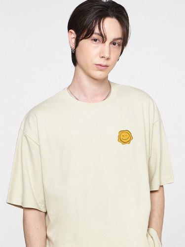 UNISEX]Yellow Sealing Small Drawing Smile T-shirt - GRAVER - Modalova