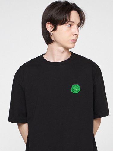 UNISEX] Green Sealing Drawing Smile T-shirt - GRAVER - Modalova