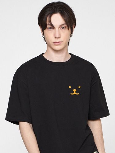 UNISEX] Puppy Face Yellow Drawing Smile T-shirt - GRAVER - Modalova