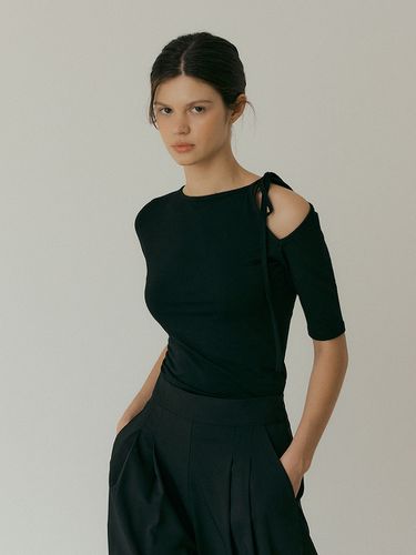 Cut-Off Strap Sleeve Top_Black - Lucirzu - Modalova