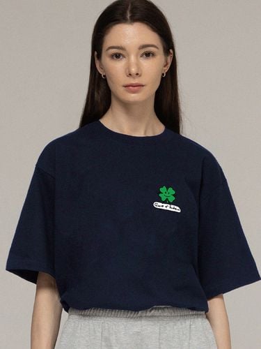 UNISEX] Clover Board T-shirt_Navy - GRAVER - Modalova