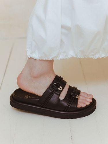 Safety Pin Double Strap Slippers_Black - BLANC TOE - Modalova