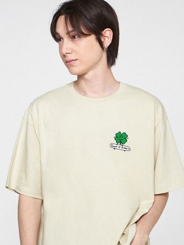 UNISEX] Clover Board T-shirt_Sand Beige - GRAVER - Modalova