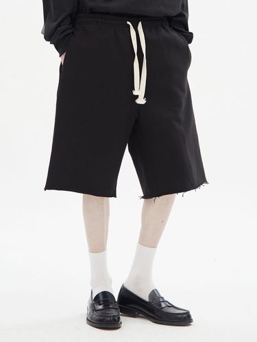 Cut-Off Hemline Drawstring Sweat Shorts_Black - FAMILLE - Modalova