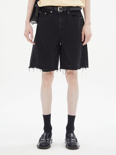 Destroyed Hemline Detail Denim Shorts_Black - FAMILLE - Modalova