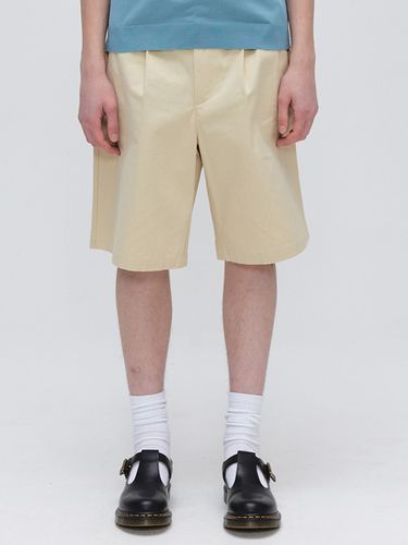 One Tuck Cotton Chino Shorts_Beige and Navy - EZIO - Modalova