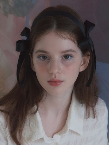 Double Ribbon Satin Headband_ Black - LETTER FROM MOON - Modalova