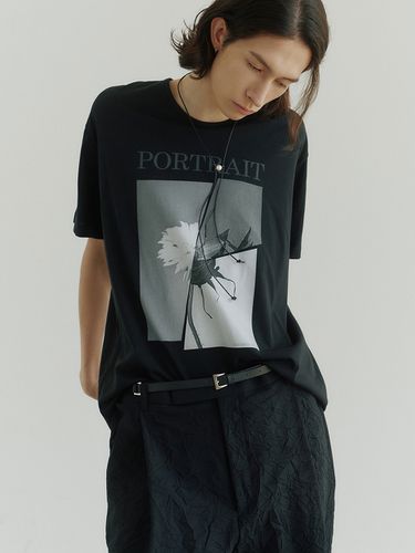 Portrait Flower Print T-Shirt_Black - NOIRER - Modalova