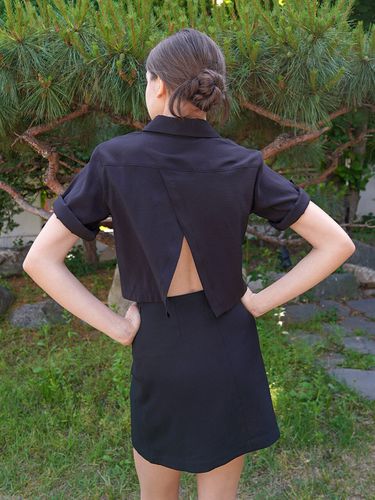 Back Slit Cropped Half Shirt_Black - bibyseob - Modalova