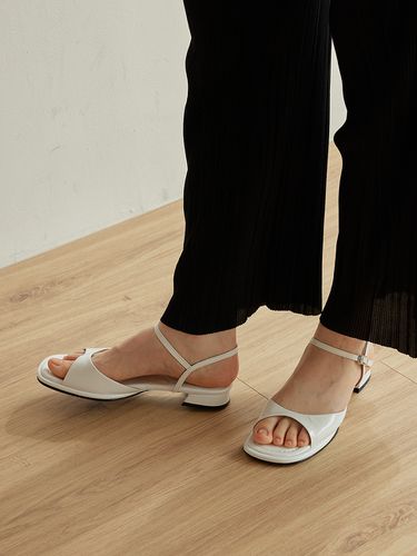 Lib Sandals (2 Colors) - Byeuuns - Modalova