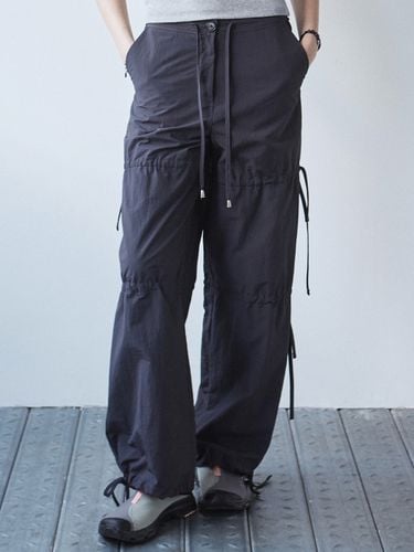 Strap Sensual Cargo Pants_Charcoal - NICK&NICOLE - Modalova