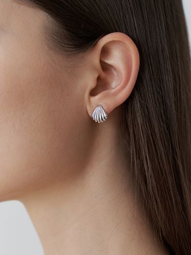 Shell Earring - leeENoir - Modalova