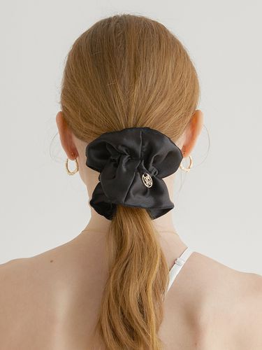 Fancy Satin Logo Pendant Scrunchie_Black - halden - Modalova