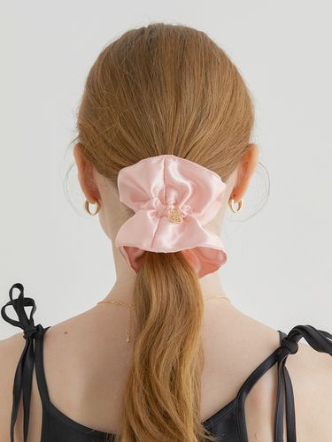 Fancy Satin Logo Pendant Scrunchie_Pink - halden - Modalova