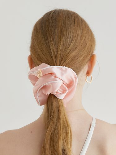 Line Satin Logo Pendant Scrunchie_Pink - halden - Modalova