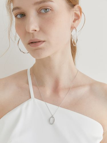 Oval Frame Pendant Chain Necklace_Silver - halden - Modalova