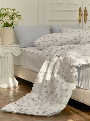 Blue Flower Reversible Comforter - DECOVIEW - Modalova