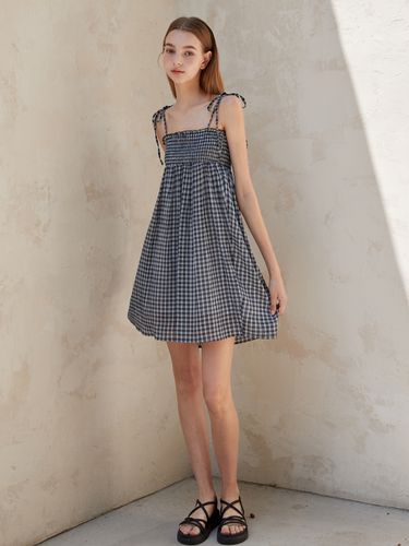 Smocked Gingham Dress_Navy - EIGHT DAYS A WEEK - Modalova