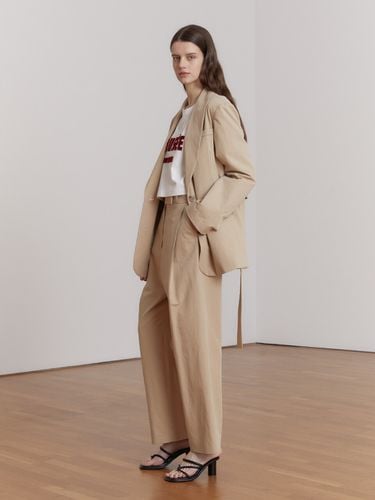 LISA Single Pleated Semi Wide-leg Trousers_Beige - MUSEE - Modalova