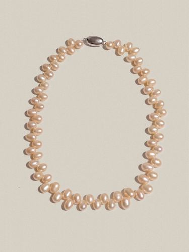 Petal Pearl Choker Necklace - partez - Modalova