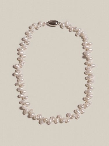 Petal Pearl Choker Necklace_White - partez - Modalova