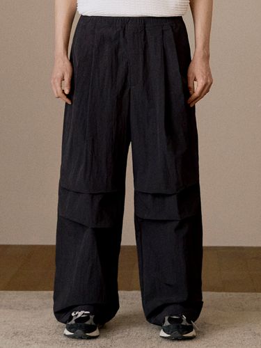 Wide-Leg Nylon Two-Tuck Parachute Pants _ - DTHIRTYONE - Modalova