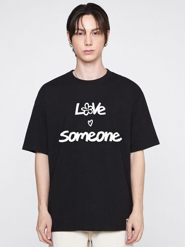 UNISEX] LOVE SOMEONE T-shirt_Black - GRAVER - Modalova