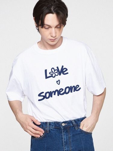 UNISEX] LOVE SOMEONE T-shirt_White - GRAVER - Modalova