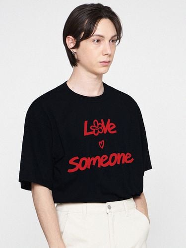 UNISEX] LOVE SOMEONE T-shirt_Black - GRAVER - Modalova