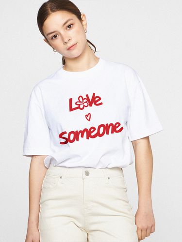 UNISEX] LOVE SOMEONE T-shirt_White - GRAVER - Modalova