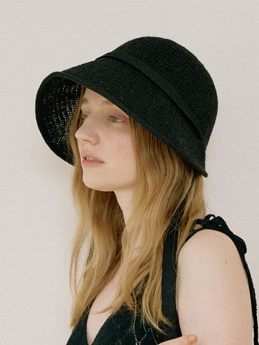 Bonnet Strap Hat_Black - MAD FACTORY - Modalova