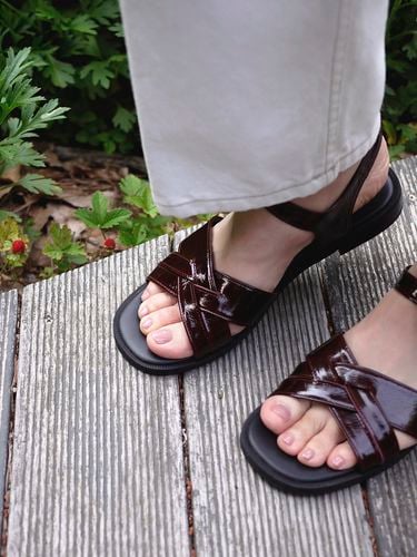 Shiny Leather Crossover Sandals_Burgundy - heenn - Modalova