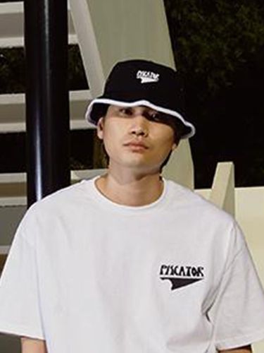 Hand Writing Logo Bucket Hat _ - PISCATOR - Modalova