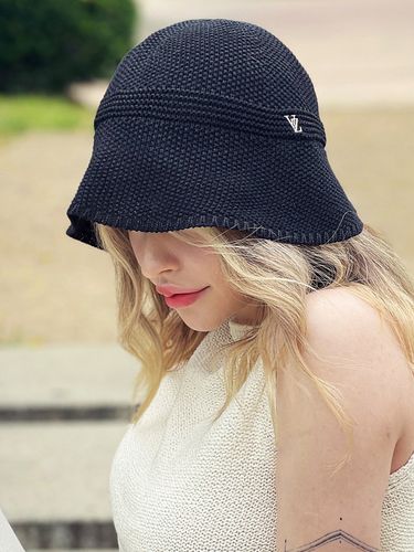 VZ Stud Logo Summer Knit Bonnet Hat_Black - VARZAR - Modalova