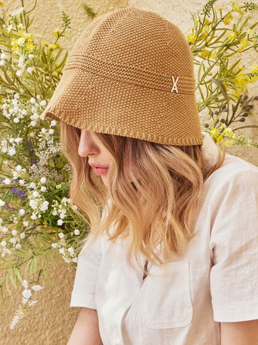 Stud Logo Summer Knit Bucket Hat_Beige - VARZAR - Modalova