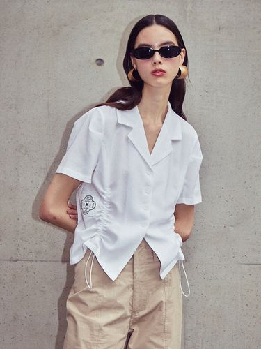 LINE] String Shirred Point Blouse - VITALSIGN - Modalova