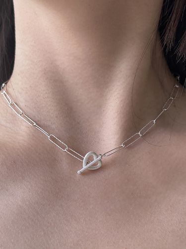 Textured Heart Chocker Necklace - Invisible collage - Modalova