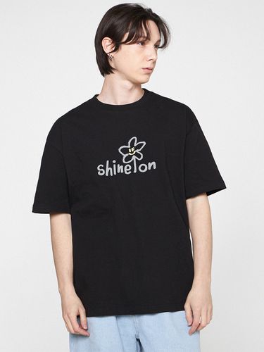 UNISEX] Shine On Flower Smile T-shirt (3 Color) - GRAVER - Modalova