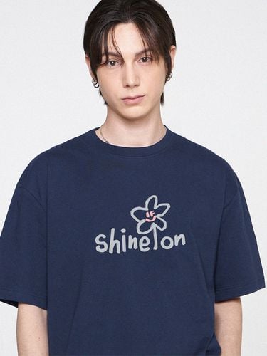 UNISEX] Shine On Flower Smile T-shirt_Navy - GRAVER - Modalova