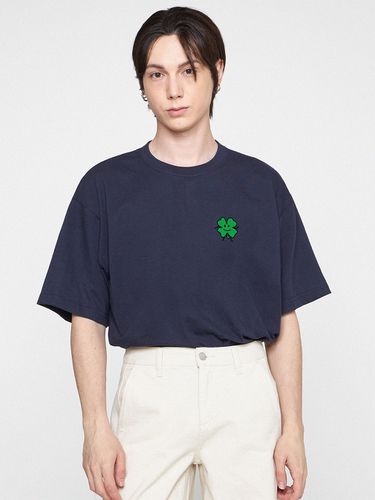 UNISEX] Drawing Clover Back Logo T-shirt_Navy - GRAVER - Modalova