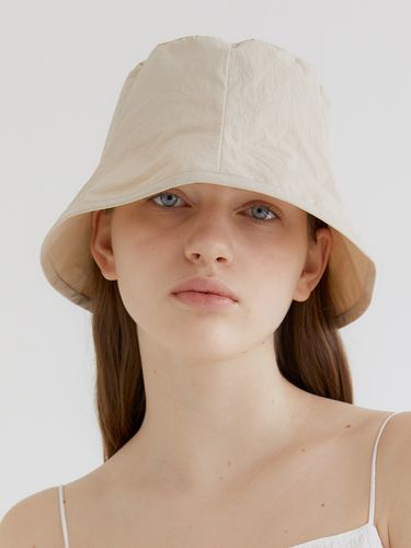 Nylon Rustle Bucket Hat C004_ Beige - halden - Modalova