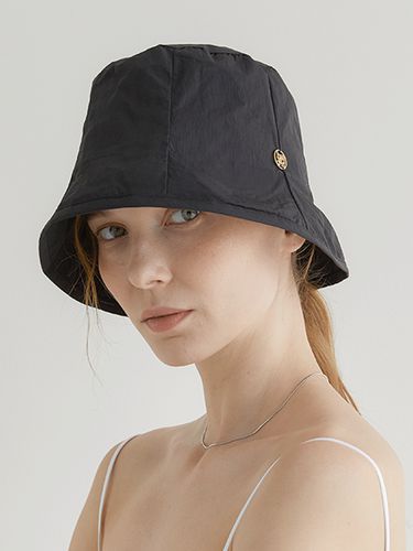 Nylon Rustle Bucket Hat C004_ Black - halden - Modalova