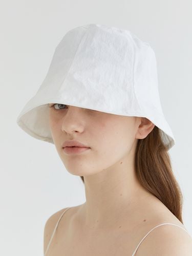 Nylon Rustle Bucket Hat C004_ White - halden - Modalova