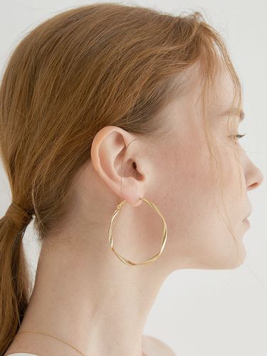 Over Wave Ring Earrings_Gold - halden - Modalova