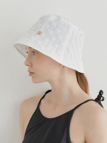 Square Embo Bucket Hat_White - halden - Modalova