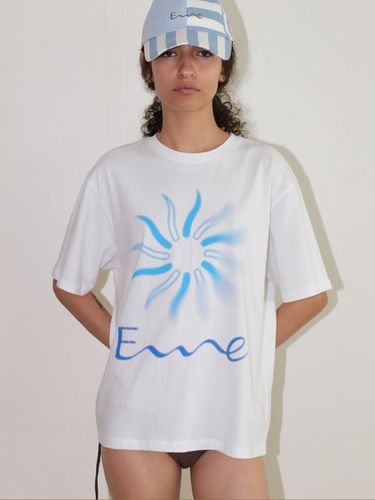 Big Sun Symbol Logo T-shirt (White) - EcommaE - Modalova