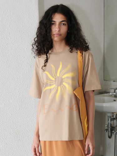 Big Sun Symbol Logo T-shirt (Beige) - EcommaE - Modalova