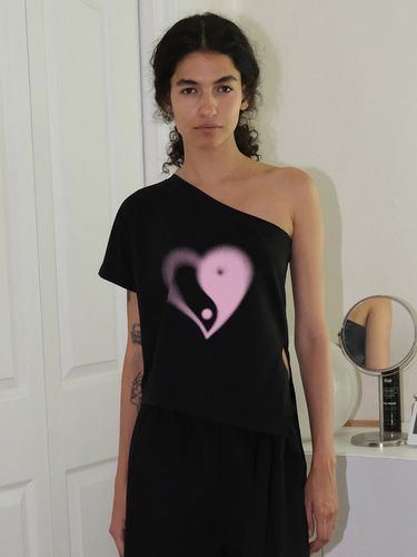 One Shoulder Heart Symbol T-shirt () - EcommaE - Modalova