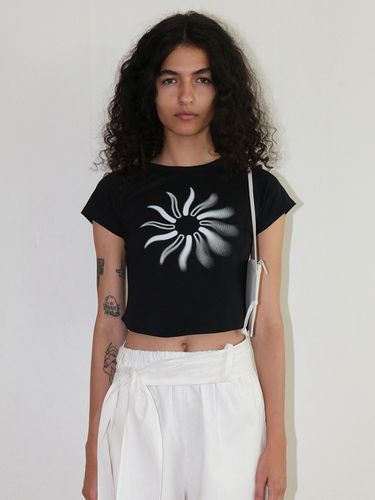 Sun Symbol Cropped T-shirt (Black) - EcommaE - Modalova